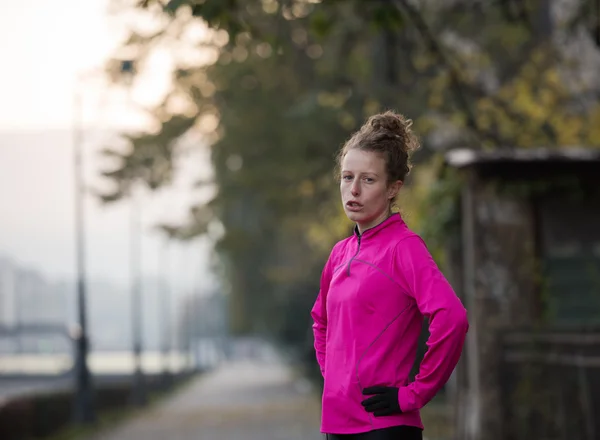 Nyújtás előtt reggel jogging nő — Stock Fotó