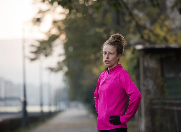 Vrouw die zich uitstrekt voordat ochtend joggen — Stockfoto