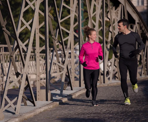 Jong koppel joggen — Stockfoto