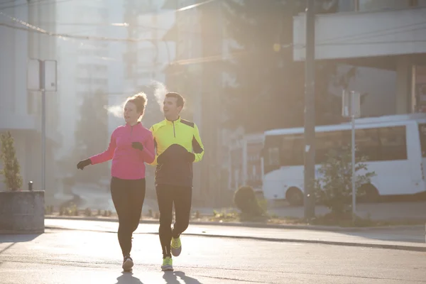 Jovem casal jogging — Fotografia de Stock