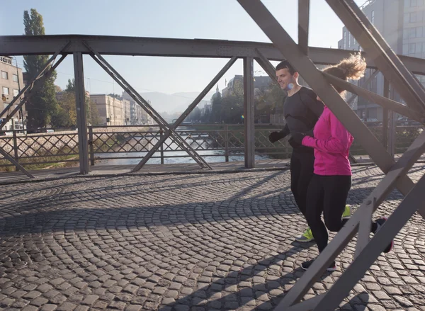 Jeune couple jogging — Photo