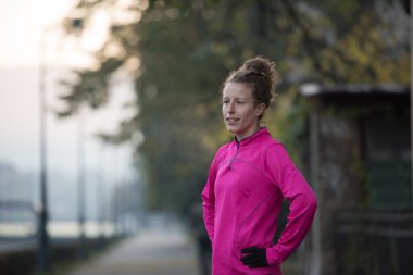 Koşu sabaha uzanan kadın