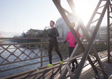 genç bir çift koşu