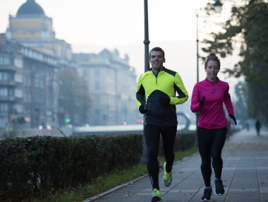 genç bir çift koşu