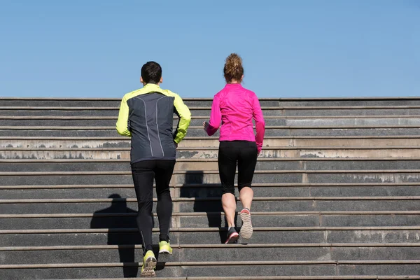 Ungt par jogging på stegen — Stockfoto