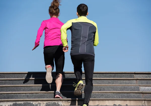 Genç çift merdivenlerinde koşu