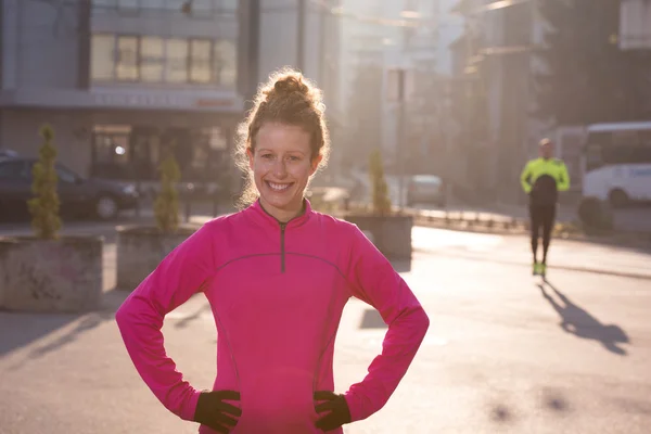 Rozciąganie przed rano jogging kobieta — Zdjęcie stockowe