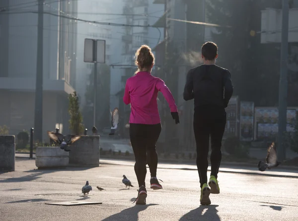 Młoda para joggingu — Zdjęcie stockowe