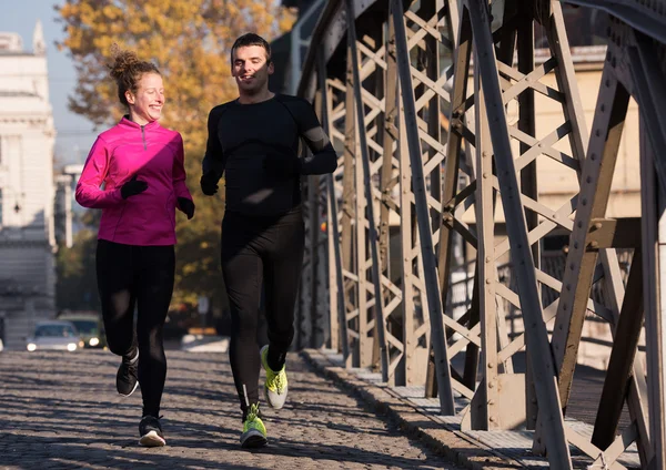 Jeune couple jogging — Photo