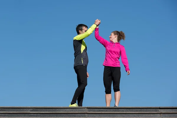 Felicitar y feliz de terminar el entrenamiento de la mañana —  Fotos de Stock