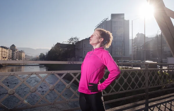 Mujer deportiva trotando en la mañana — Foto de Stock