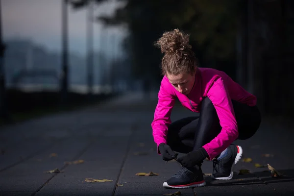 Rozciąganie przed rano jogging kobieta — Zdjęcie stockowe