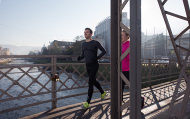 genç bir çift koşu