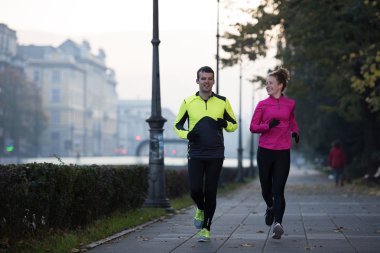 genç bir çift koşu