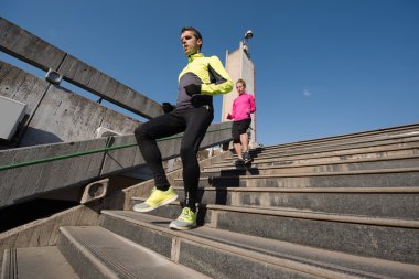 Genç çift merdivenlerinde koşu