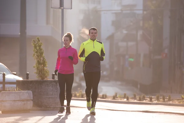 Jovem casal jogging — Fotografia de Stock