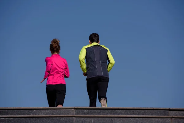 Ungt par jogging på stegen — Stockfoto