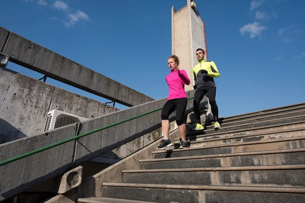 Jong koppel joggen op stappen — Stockfoto