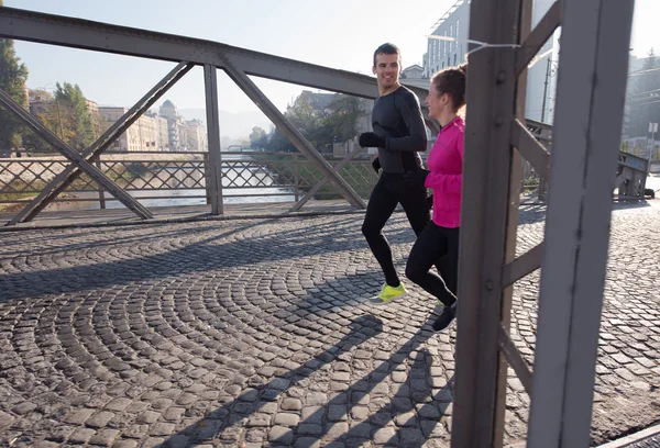 Jovem casal jogging — Fotografia de Stock