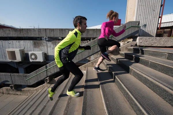 Giovane coppia jogging su gradini — Foto Stock