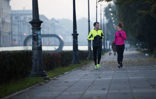 Jeune couple jogging — Photo