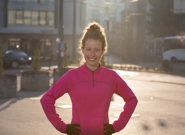 Žena, táhnoucí se před ranní jogging — Stock fotografie