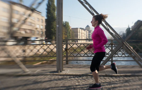 Mujer deportiva trotando en la mañana —  Fotos de Stock