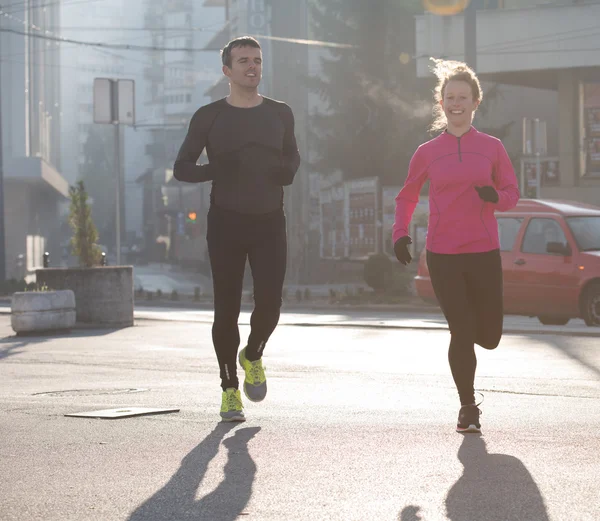 Jovem casal jogging — Fotografia de Stock