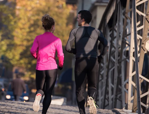 Jeune couple jogging — Photo