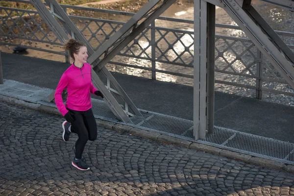 Sportig kvinna jogging på morgonen — Stockfoto