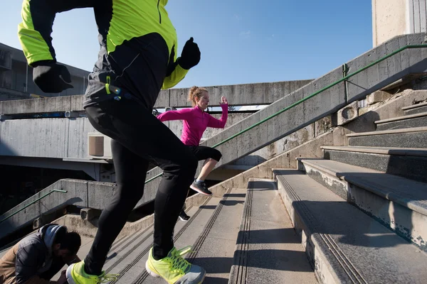 Giovane coppia jogging su gradini — Foto Stock