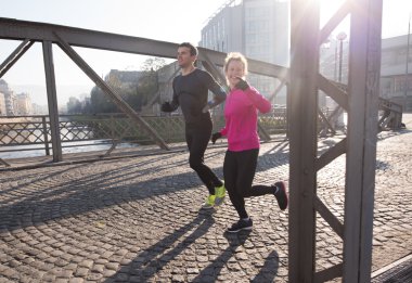 genç bir çift koşu