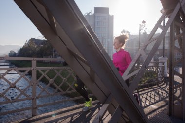 genç bir çift koşu