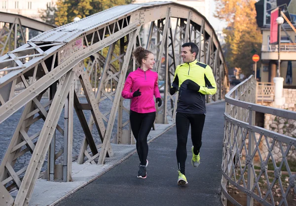 Jovem casal jogging — Fotografia de Stock