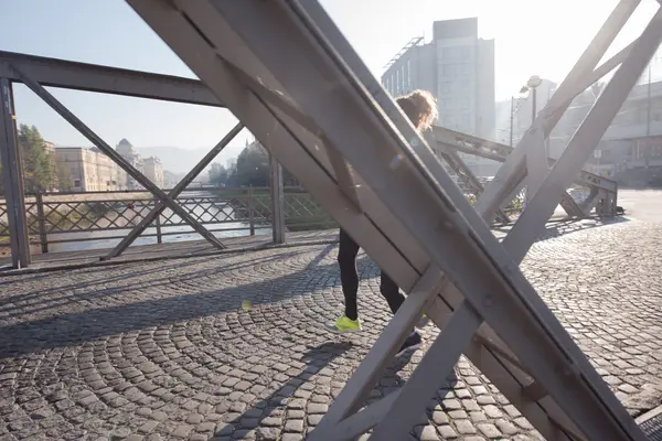 Jovem casal jogging — Fotografia de Stock