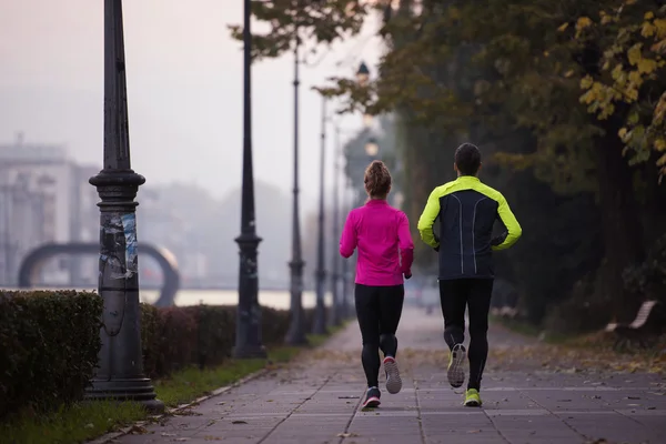 Jovem casal jogging — Fotografia de Stock