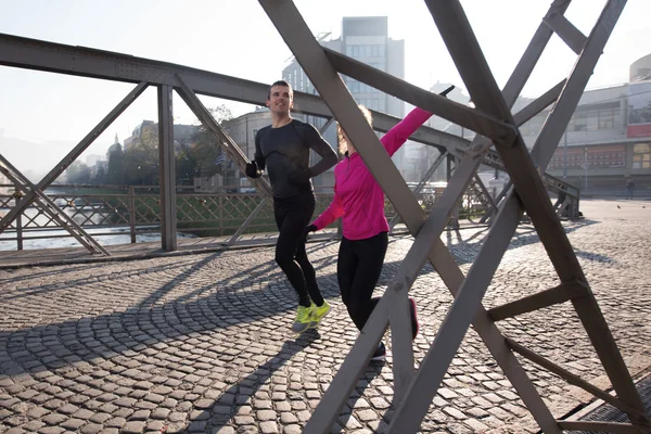 Jovem casal jogging — Fotografia de Stock