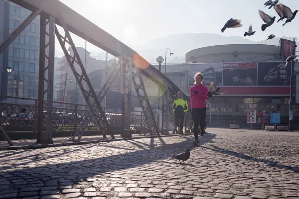 Sportliche Frau joggt am Morgen — Stockfoto