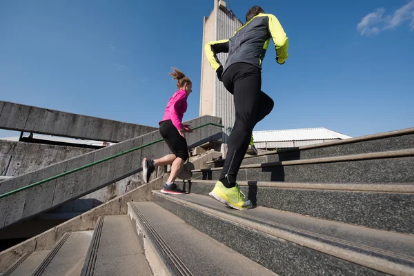 Jong koppel joggen op stappen — Stockfoto