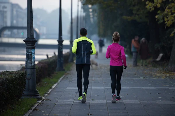 Jeune couple jogging — Photo