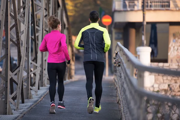 Jeune couple jogging — Photo