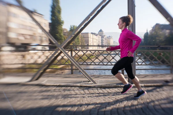 Sportowy kobieta jogging na rano — Zdjęcie stockowe