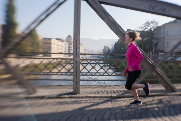 Γυναίκα στο τρέξιμο το πρωί — Φωτογραφία Αρχείου