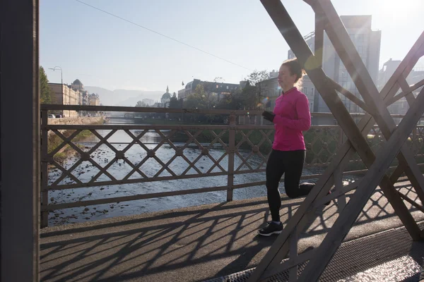 Femme sportive jogging le matin — Photo