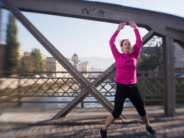 Kvinnan stretching innan morgon jogging — Stockfoto