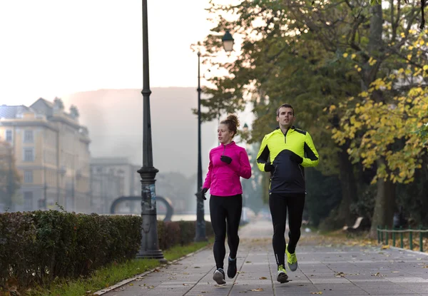Jeune couple jogging — Photo