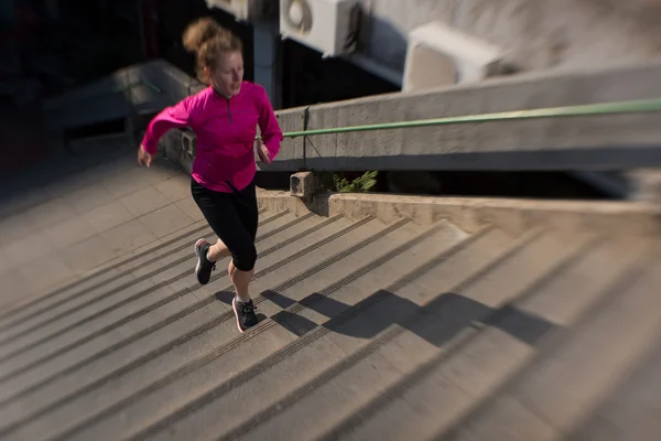 Sportieve vrouw uitgevoerd — Stockfoto