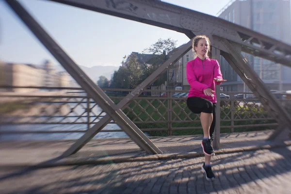 Rozciąganie przed rano jogging kobieta — Zdjęcie stockowe