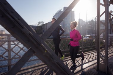 genç bir çift koşu