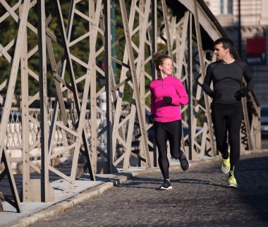 genç bir çift koşu